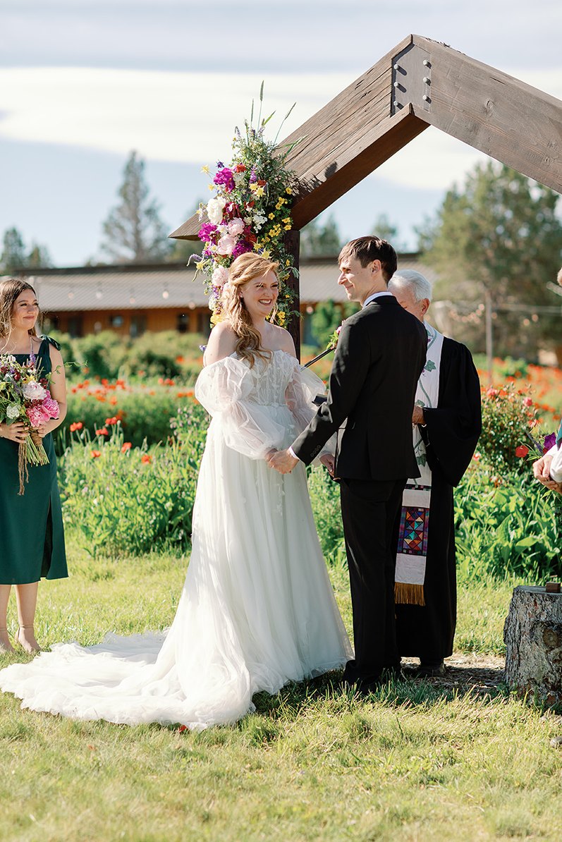 a central oregon wedding ceremony at rainshadow organics 