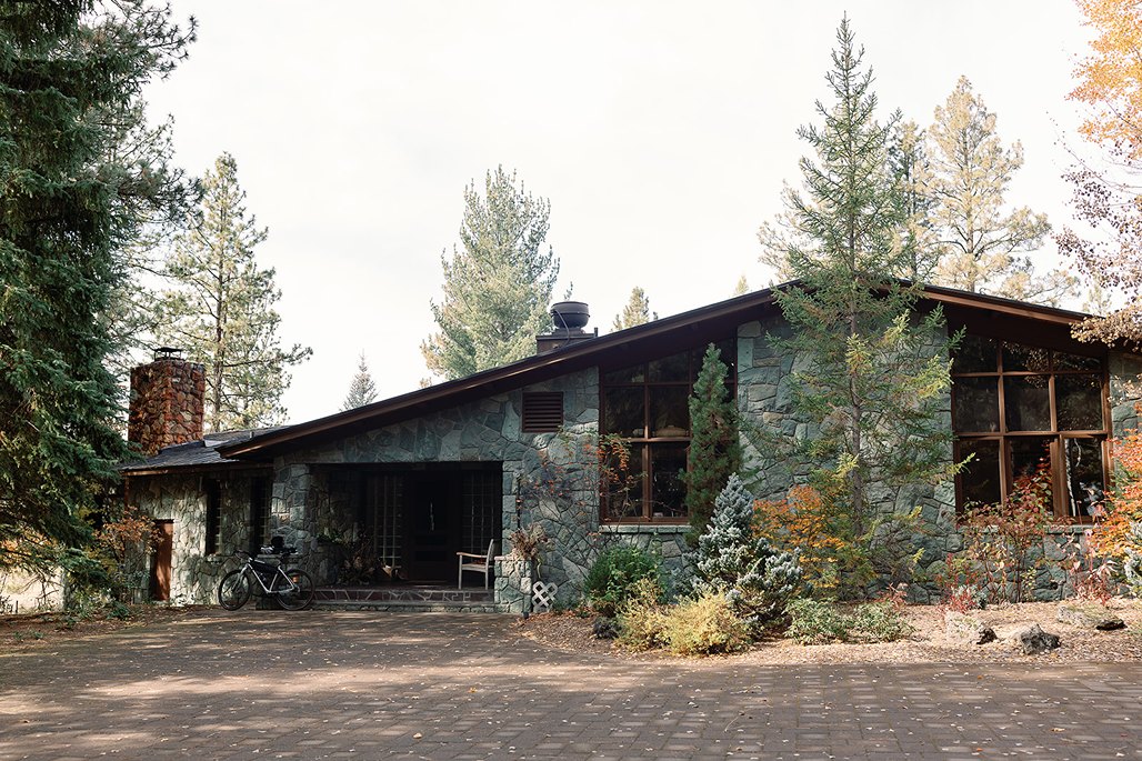 the outdoor area of a central oregon wedding venues at house on metolius