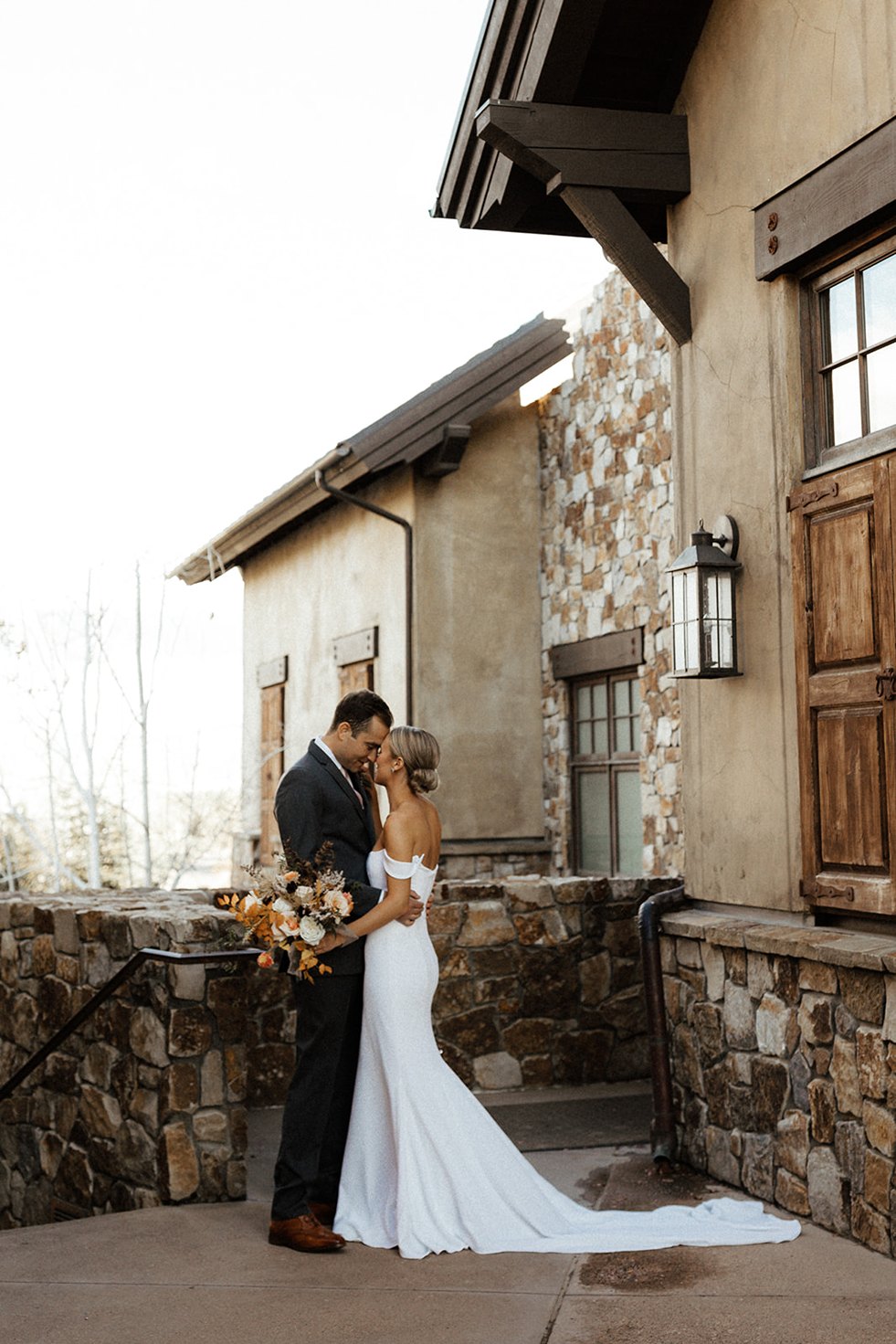 central oregon outdoor wedding venues with the bride and groom kissing at juniper preserve