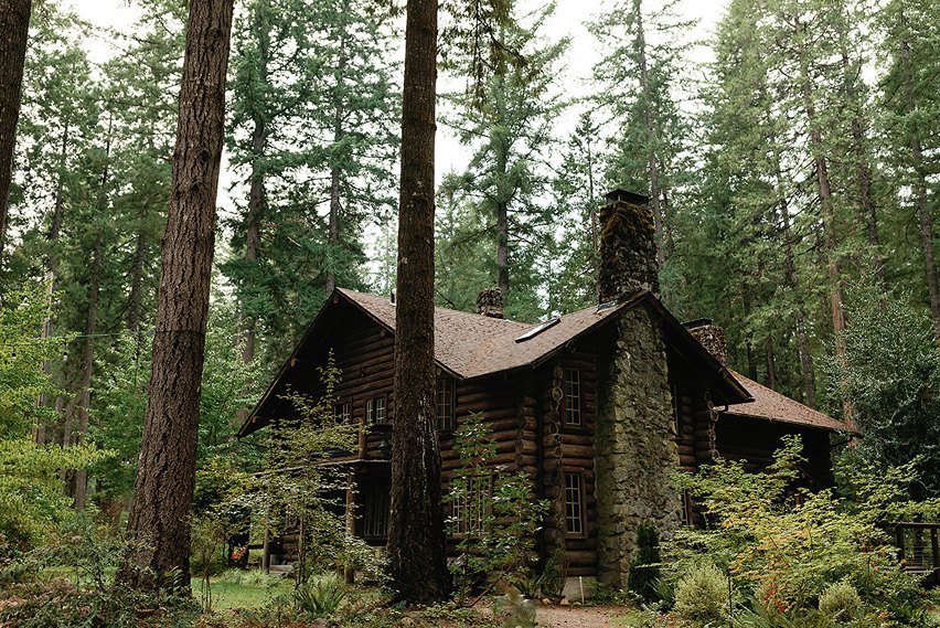 wedding venues in central oregon that have an old barn on site at loloma lodge